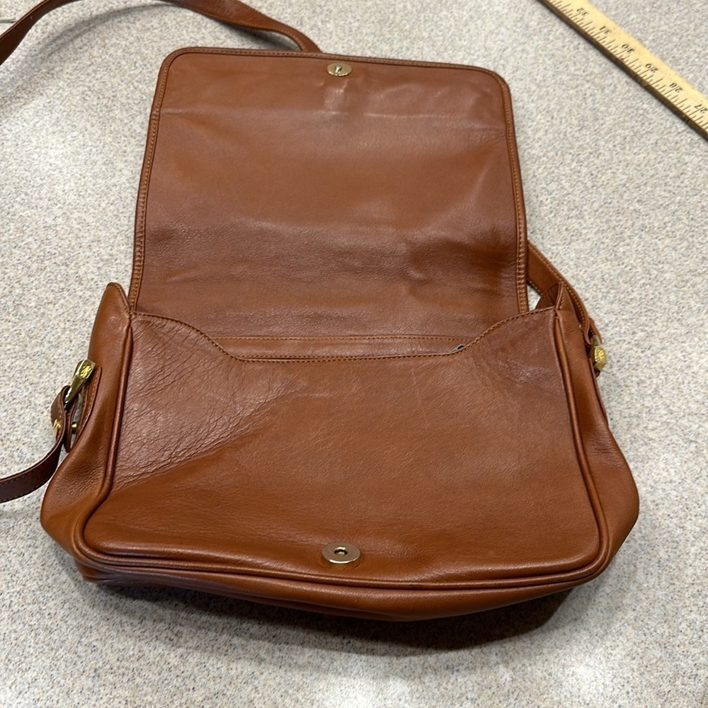 Lladro caramel brown  crossbody pirse w/ adjustable strap gold hardware EUC - Picture 9 of 11